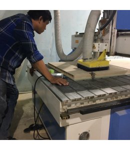 KHÂU CHẠY CNC ĐIÊU KHẮC HOA VĂN LÊN TẤM CỬA GỖ CHỐNG CHÁY COMPOSITE